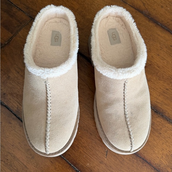 UGG Women's Tan Suede Mules - Picture 9 of 9